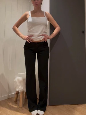Svarta lågmidjade kostymbyxor  - helt oanvända lågmidjade kostymbyxor från bershka i stl 38, men sitter även som en 36. Jag är 167cm och brukar bära 36 och 38🩷