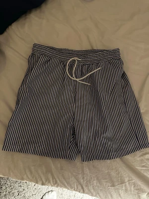 Randiga sommarshorts - Säljer ett par blåvit randiga sommarshorts. Storlek small skulle jag säga. Köptes förra sommaren och har ej använt de än. Så i princip nyskick. Köptes för 499kr och säljes för 200kr. Kontakta mig om du har några frågor🤗