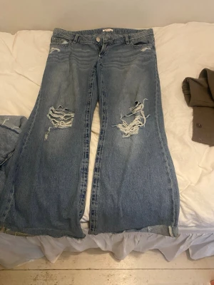 Snygga avklippta jeans - Passa 155-160 L i Gina young