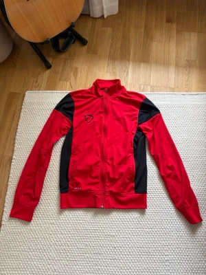 Nike träningströja - Säljer denna Nike träningströjan i fint skick. Storlek S