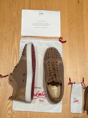 Bruna Christian Louboutin  - Christian Louboutins     Storlek 40/40.5.           9/10 skick andvända max 1-5 ggr.                       100% Autentiska.                                                      Det som medföljer med skorna är extra sko snören till båda skorna.                                           Dustbag och ett papper där det står ”love your red soles”.                                                        Även 5 extra nitar till skorna