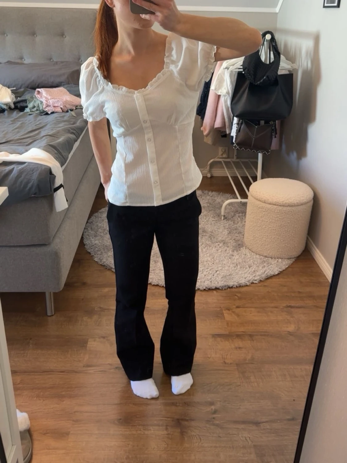 Vit blus med puffärm och knappar - 1