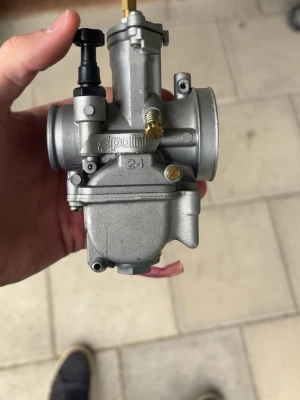 Polini 24mm förgasare aluminium - Säljer en Polini 24 mm förgasare 35 mm insug anslutning och 50 för luftfilter körd i 2 timmar 