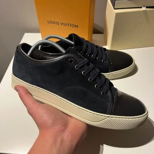 Lanvin skor - Tja, säljer nu mina Lanvin skor. Fint skick utan skador. INGET förutom skorna tillkommer. Om du har en fråga är det bara att skicka ett pm! TAR INGA BYTEN