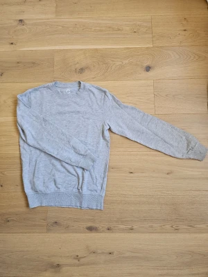 Ljusgrå basic sweatshirt - Grå swaetshirt från cubus som ny. Pricet kan disluteras. Skicka dm.