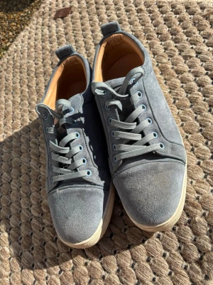 Loubs - Säljer nu mina Loubs då dom inte passar längre. Passar perfekt nu i sommar.