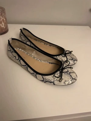 Ballerina skor - Ballerinaskor i ormskinnsmönster. Dem är från kappahl i storlek 39, passar även bra på 38. 