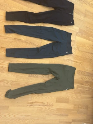 3st tights från horze i olika färger - Säljer ett 3-pack tights från Horze i färgerna blå, mörkblå och olivgrön. Alla leggings har hög midja och stretchigt material som sitter skönt. Perfekta för ridning i både värme och kyla då dom mörkblå och gröna är tjockare och de blåa är tunnare. Snygg passform och klassisk design. Gummigrepp på benen.