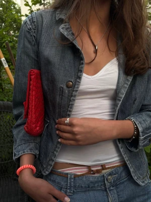 Klassisk blå jeansjacka - Snygg blå jeansjacka från Miss sixty med figurnära passform och två bröstfickor. Jackan har metallknappar framtill och en tidlös tvättad denimlook. Perfekt att matcha med jeans eller kjol för en cool och avslappnad stil.