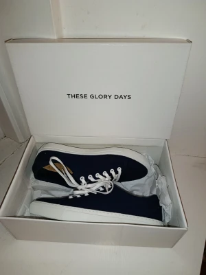 Marinblå låga sneakers These Glory Days - Oanvända, endast testat dem innomhus. Ny pris vid inköp 1299kr. Kan eventuellt sänka pris vid snabbt köp.