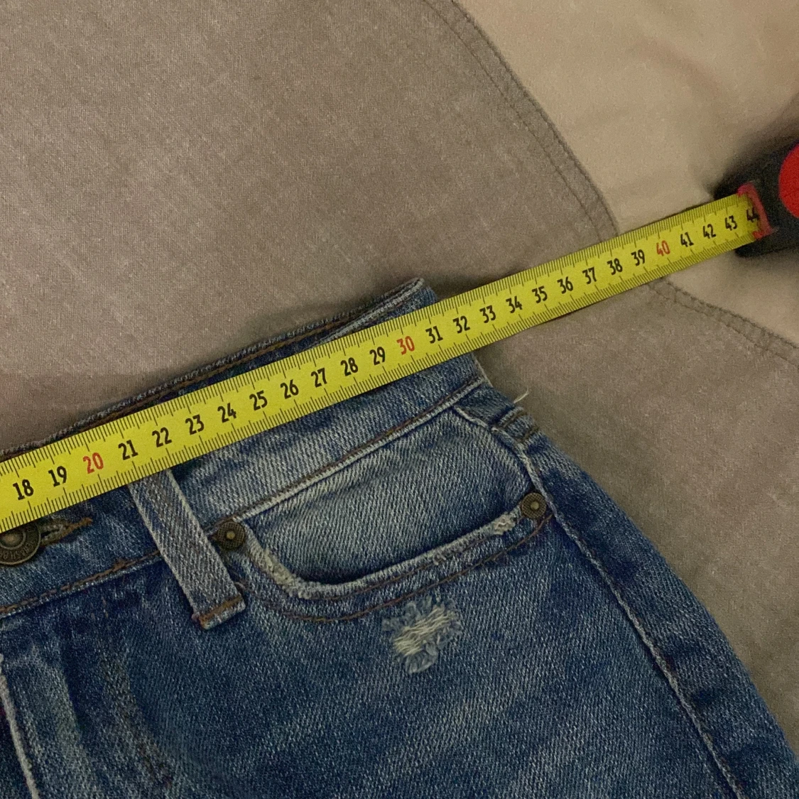 Blå lågmidja jeanskjol med slitningar - 3