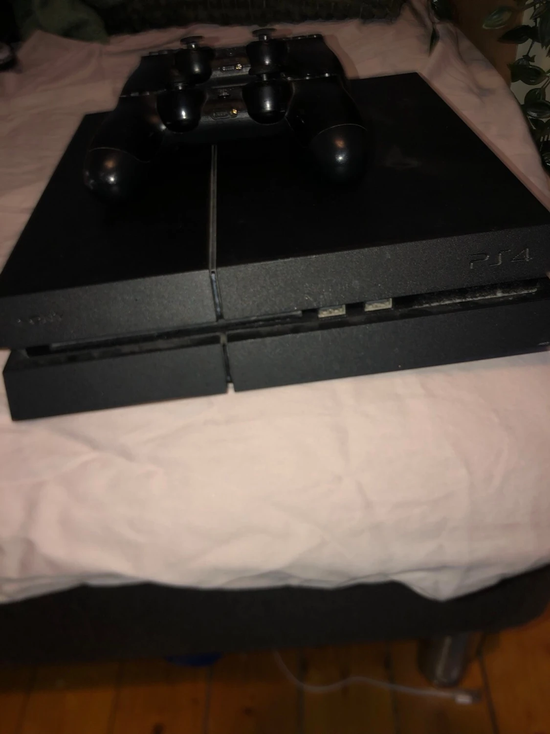 PlayStation 4 med två handkontroller