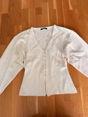 Vit kofta med knappar  - Vit jofta med knappar från Gina Tricot. Använd ett fåtal gånger. 