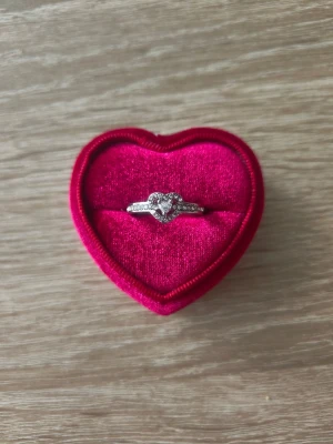 Silverfärgad ring med hjärtformad sten - ring i storlek 17,3mm, silverfärgad. 