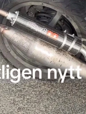  avgassystem till moped - Säljer ett avgassystem till moped med kolfiber-look på ljuddämparen och metallrör. Passar dig som vill ha sportigt ljud och snyggt utseende på mopeden. Märkt med logga och stjärnor på röret.