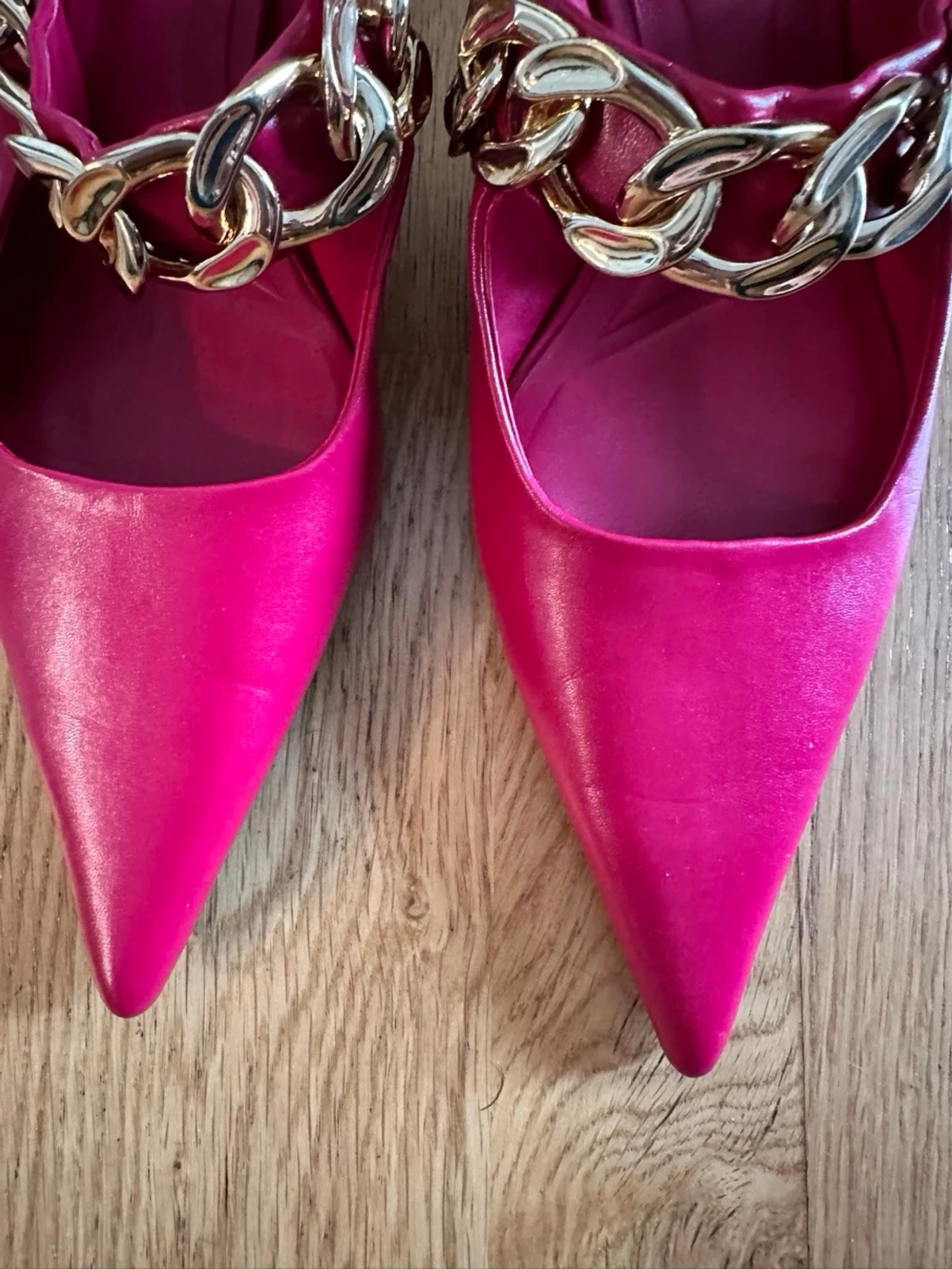 Rosa pumps med kedjedetalj från Zara - 2