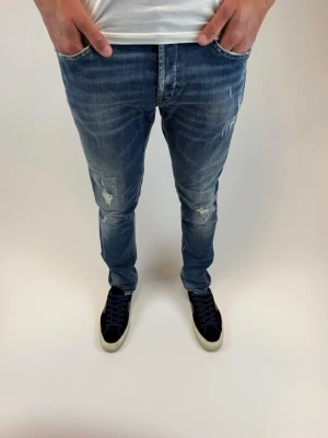 Dondup Jeans George  - Dondup Jeans George! Trendigaste jeansen på marknaden.  Ny pris= 4000 kr Säljs för= 999 kr (Modellen har original slitningar från fabrik vilket är väldigt eftertraktat och populärt)