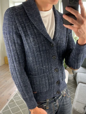 Cardigan mörkblå  - Trendig och super snygg. Mått: A:48 B:42 C:40 D:60 (cm) Skriv vid fundering 😇🙌