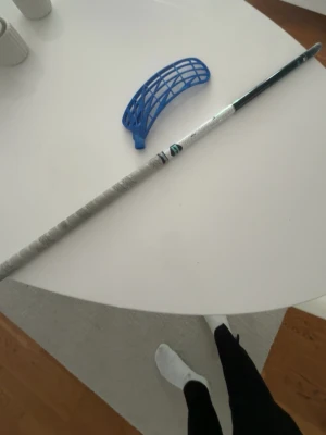 Unihoc Carbskin slim  - Säljer en Unihoc carbskin slim klubba i längd 100 cm och flex 29. Är öppen för byten