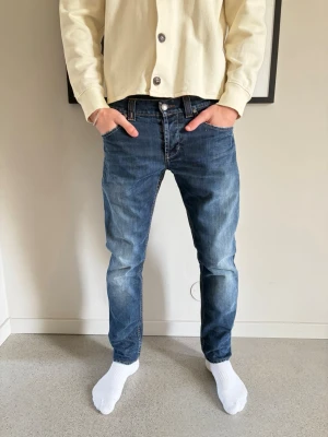 Dondup jeans - Dondup jeans! Nypris: 3000 kr, säljs för 699 kr. Modellen är 180 cm och väger 60 kg. Säljes i befintligt skick! (Skick: 9/10)