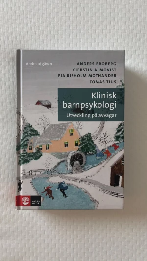 Klinisk barnpsykologi Utveckling på avvägar - Kurslitteratur i klinisk barnpsykologi, andra utgåvan, skriven av Anders Broberg, Kjerstin Almqvist, Pia Risholm Mothander och Tomas Tjus. Boken har hård pärm med ett vintermotiv i färgerna grå, vit, blå och grönt. Innehåller teorier och kliniska exempel om barns utveckling och psykisk ohälsa. Superfint skick, inga anteckningar eller vikta sidor 🌸
