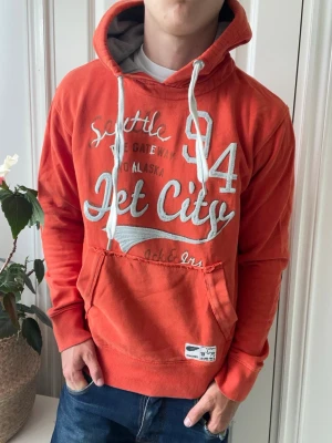 Jack and jones hoodie  - Jack and jones hoodie, Inga defekter! Modellen i bilderna är 180 cm 75 kg och bär Storlek L, Kom med frågor! 🌟 (Kan gå ned i pris vid köp av paket 😉) 