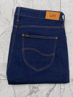 Mörkblå raka jeans från Lee - Hej, säljer denna jätte snygga Lee jeans i storlek 32/33, använd 1 gång. Jätte snabb leverans/ snabbaste leveransen du har fått☺️🤝
