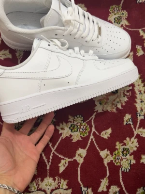 Nike Air Force 1 vita sneakers - Finns i storlek 43 