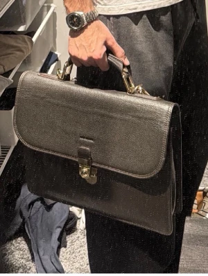 John Henric väska - John Henric väska. Bra skick förutom att lädret har fusrvinit lite längst ner på väskan. Priset är så högt då den kostar 3000 nypris! Pris går fortfarande att diskutera!