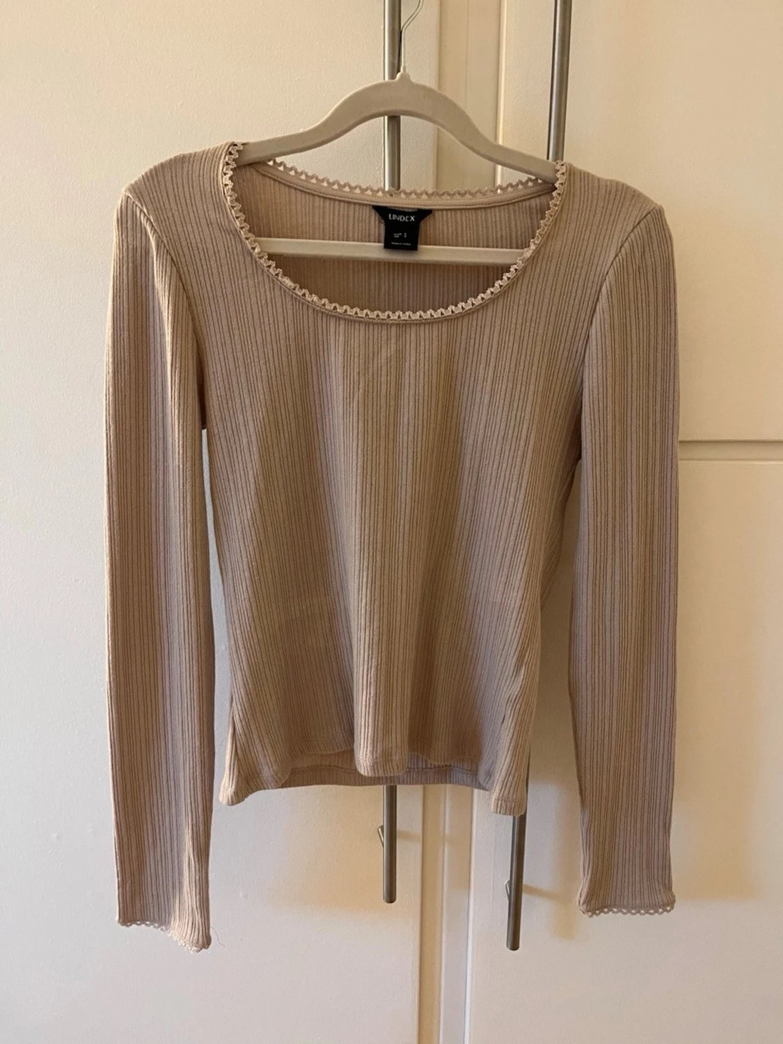 Beige ribbad långärmad topp