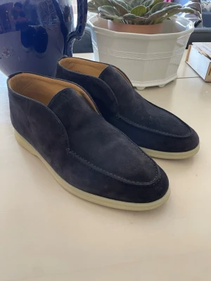 Loro Piana Open Walk - Navyblåa open walks från Loro Piana i storlek 41. Köpta i butik i Paris men tyvärr en halv storlek för stora. Endast använda utomhus en gång och därför i stort sett i nyskick. Nypris ca 10 000 kr.