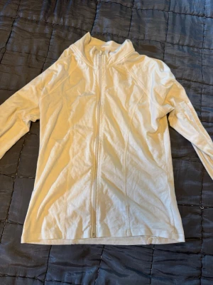 Tröja från Gina Tricot  - Säljer en fin vit tröja från Gina tricot eftersom den ej kommer till användning, bra skick och skönt material. Storlek L men sitter som en M 