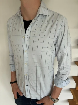 Bläck Skjorta - Bläck Skjorta Regular fit| Pris: 299kr| Storlek: M| Skick: Mycket bra, 9/10| Hör av dig vid minsta lilla fundering eller fråga| 