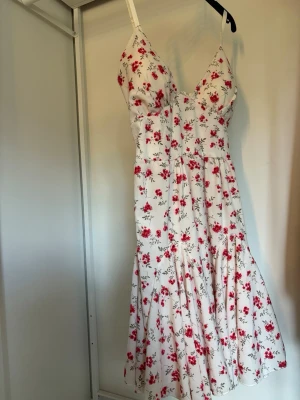 Sommarklänning  - Köpte den för 650kr i Italien, märket är new collection. Den är helt oanvänd! Den har en inbyggd push up kupa. 💗