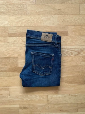 Replay Anbass - Replay jeans | Skick 9,5 | Nypris 799kr mitt pris endast 399kr | Storlek: 14y (kidsbrandstore) | Modell: Anbass (Wallys, sitter som anbass) | Priset är ej hugget i sten! 🪨 | Hör av dig vid minsta fråga eller fundering!📩