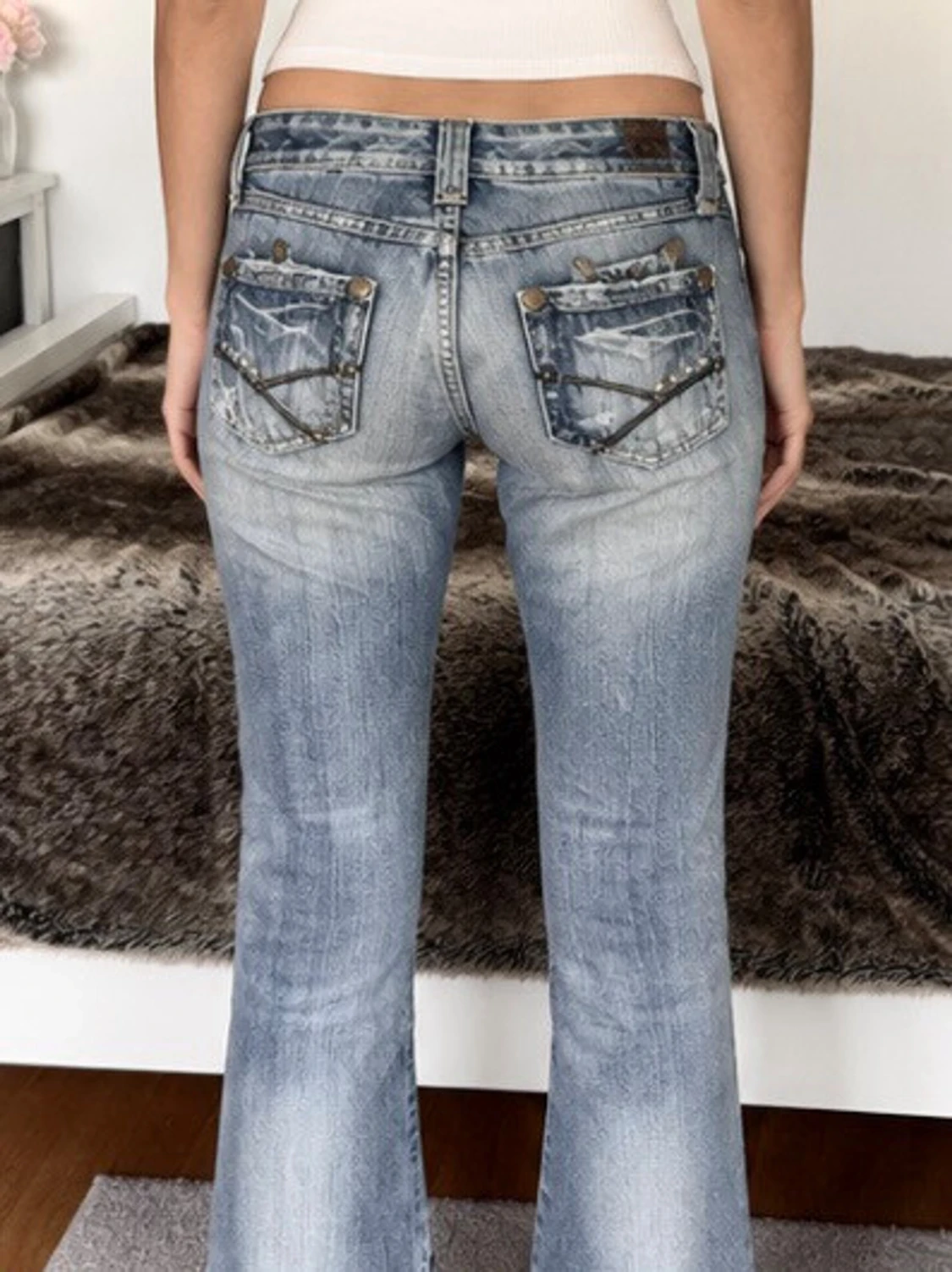 Blå bootcut jeans med nitar