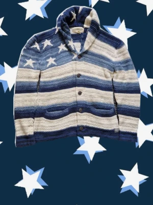 Denim & Supply Ralph Lauren cardigan USA flag - En cardigan från Denim & Supply Ralph Lauren. Jättebra skick. Storlek S. Mått: Armlängd: 56cm armhåla-armhåla (bredd) : 45cm Armbredd: 13 cm axel-midjeslut (längd) : 60cm