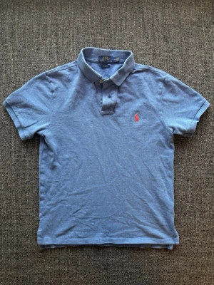 Ralph Lauren pike ~ vintage  - Sjukt eftertraktad Ralph Lauren piké i M – blå färg. Vintage modell som passar även S 🌿  Kan gå ner lite i pris vid snabb affär ✌️ Skickas inom 24h 📦