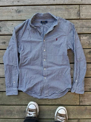 Ralph Lauren skjorta - Riktigt chill raffe skjorta storlek M, slim fit sitter svinbra perfa för sommarne