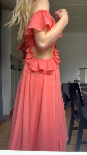 Super fin sommarklänning med volang! - Storlek 36 från asos. Är för liten för mig så får ej igen dragkedjan hela vägen på bilderna. Den är korall färgad 
