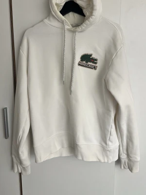 Minecraft Hoodie Vit Strl M - Säljer en vit Minecraft hoodie i storlek M.  Bekväm hoodie med Minecraft-tryck på bröstet. Fint skick och perfekt för vardagsbruk.  Storlek: M Färg: Vit  Skickar gärna fler bilder vid intresse.