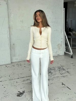 Livia low waist kostymbyxor vita - Säljer dessa assnygga kostymbyxorna från Venderbys som är helt slutsålda i denna storleken (s). De är lågmidjade, bootcut modell och precis lagom längd för mig som är 175 cm lång med rätt så långa ben😄 Aldrig andvänt och köpt för 449 DKK alltså ca 650 sek💕Perfekta för en söt sommaroutfit!