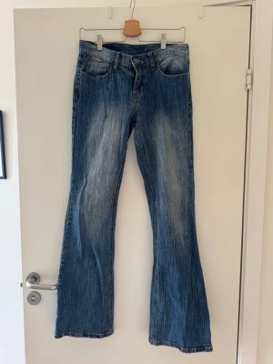 Brandy Mellville 90’s Brielle Jeans - Säljer nu mina blåa Brandy Melville Jeans i modellen ”Brielle 90’s”. Använda max 5 gånger, säljer då de aldrig används längre samt blivit något för små 💕Säljer även dessa fast i svart/mörkgrå som är helt oanvända där jag har kvar prislapp! 💕