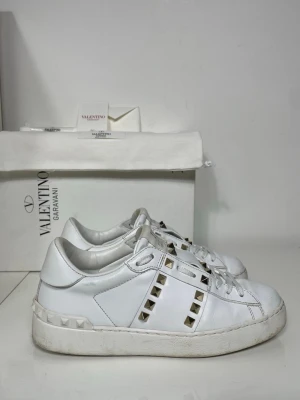 Valentino Rockstud Skor - Säljer nu dessa Valentino Rockstud Skor med ett nypris på 7 700 kr!, skriv för fler bilder/frågor🙌🏼 