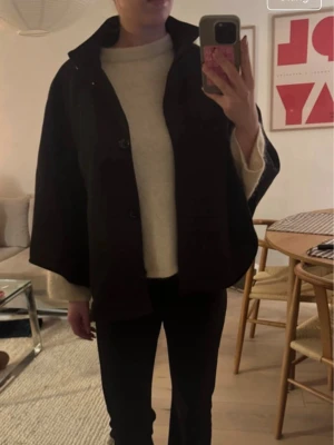 H&M poncho - Säljer denna populära ponchon från H&M i storlek 44. Passar i princip vilken storlek som helst. Skriv vid frågor💞