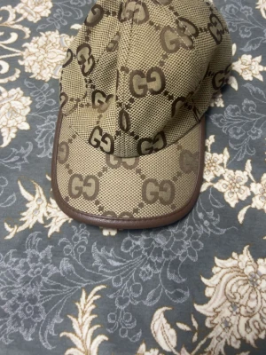 Klassiskt Beige keps  - Snygg och klassiskt beige keps med fina GG-mönster