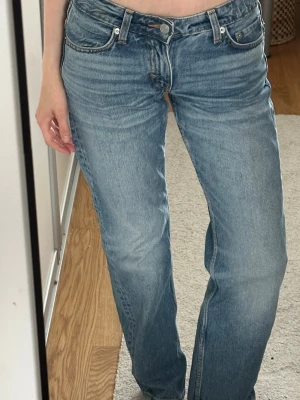 Ljusblå Weekday jeans - Raka lågmidjade jeans från Weekday i modellen ”Arrow” storlek 25/30. Fint skick 💖