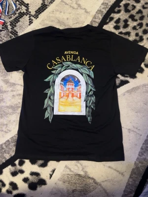 Casablanca t shirt  - En snygg aldrig använd Casablanca t shirt, den är i storlek M men skulle nog säga den passar både M och S. Den är köpt för 2000kr, pris kan diskuteras