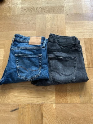 Jack & Jones  - Dags att uppgradera garderoben? Kör till👖✨        Jack & Jones jeans båda par är W30 L32.  Passformen på de mörkgrå är  Losse Chris medans de mörkblå är Slim Glenn.  Hör av er kring minsta frågor!