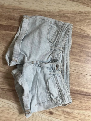 Lågmidjade denim shorts  - Säljer ett par lågmidjade shorts med klassisk femficksdesign och uppvikta benslut. 💕